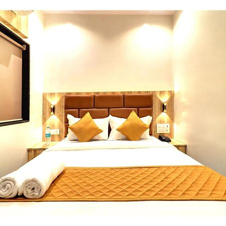 Hotel Enigma Inn Мумбай Екстериор снимка