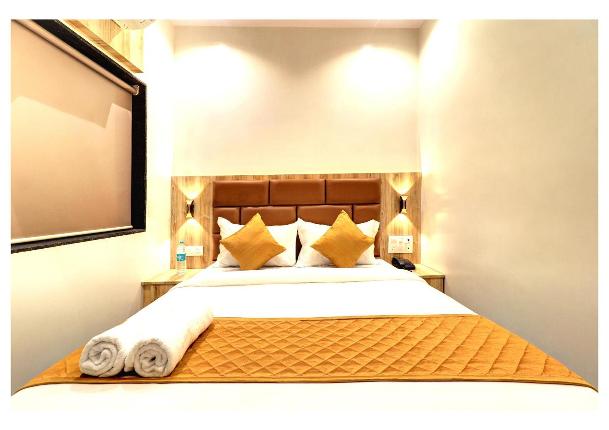 Hotel Enigma Inn Мумбай Екстериор снимка