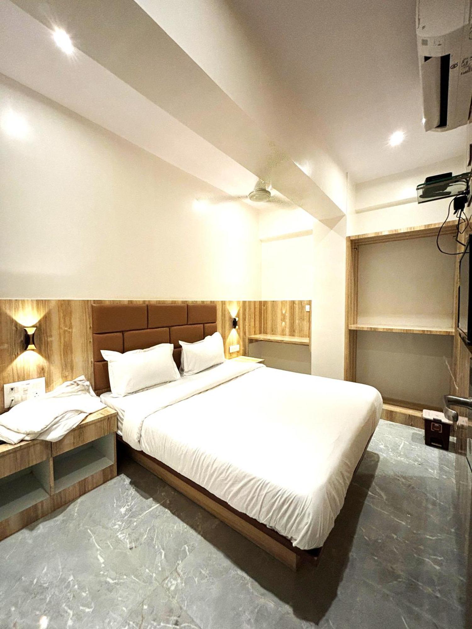 Hotel Enigma Inn Мумбай Екстериор снимка