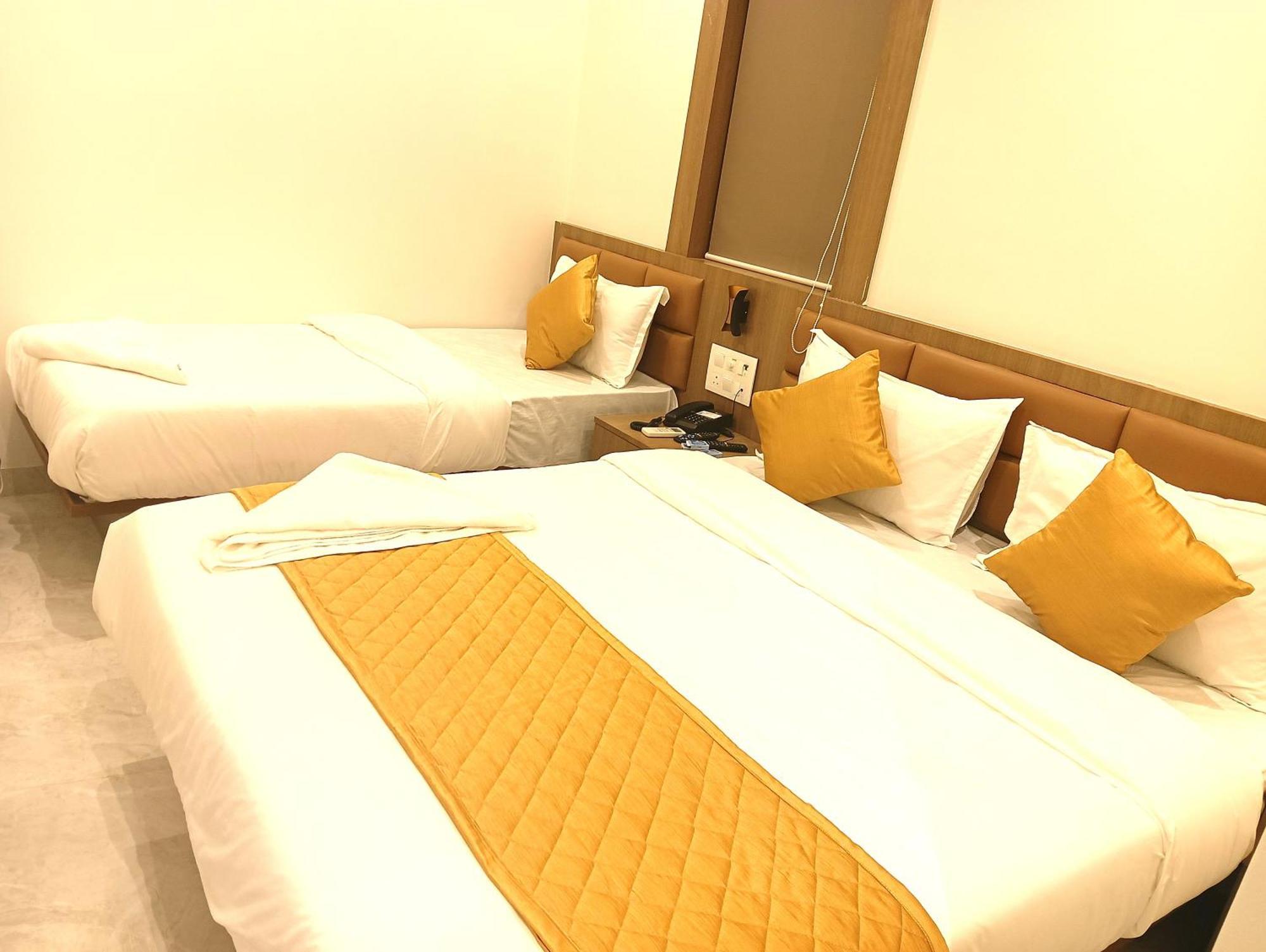 Hotel Enigma Inn Мумбай Екстериор снимка