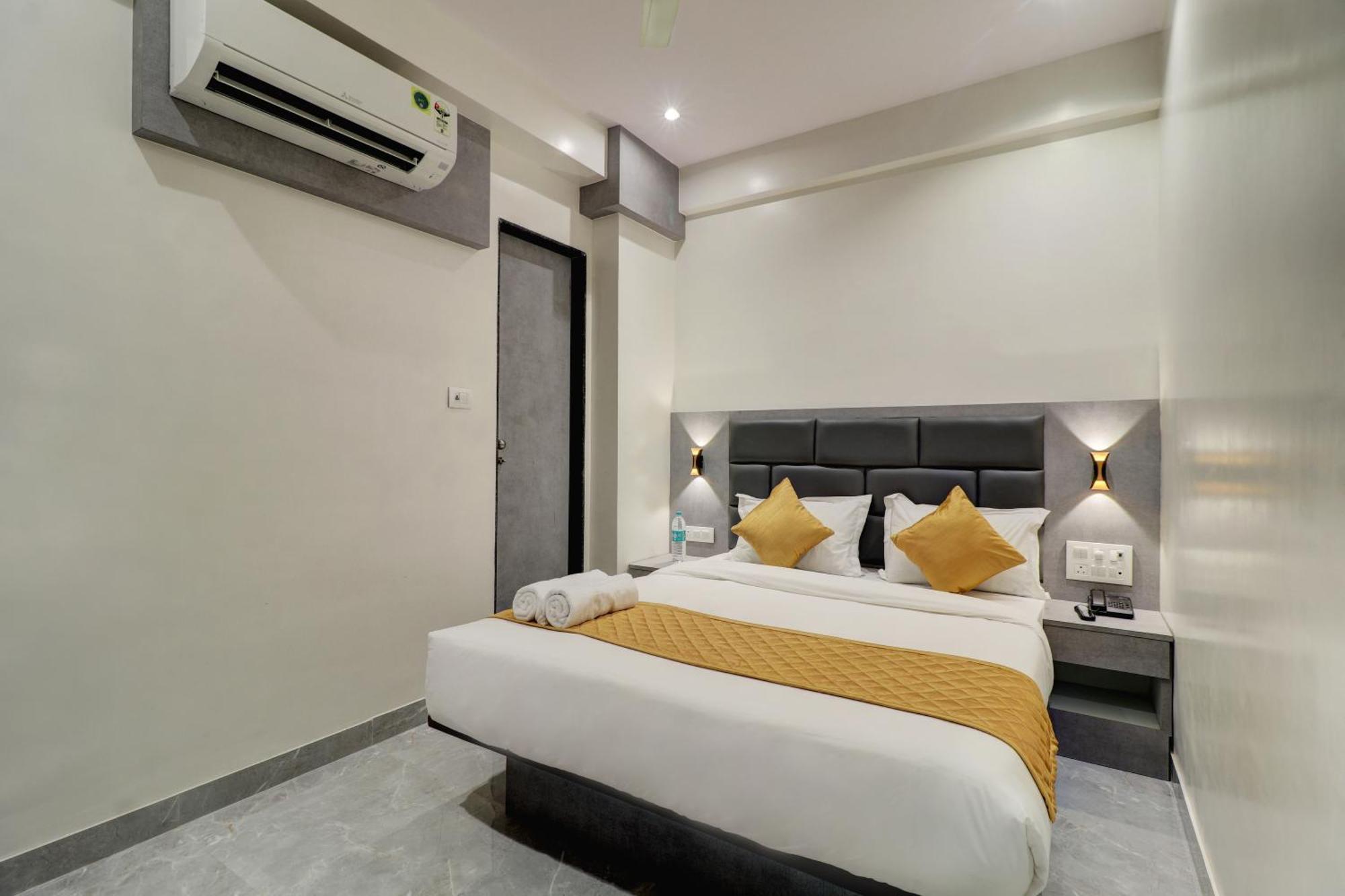 Hotel Enigma Inn Мумбай Екстериор снимка