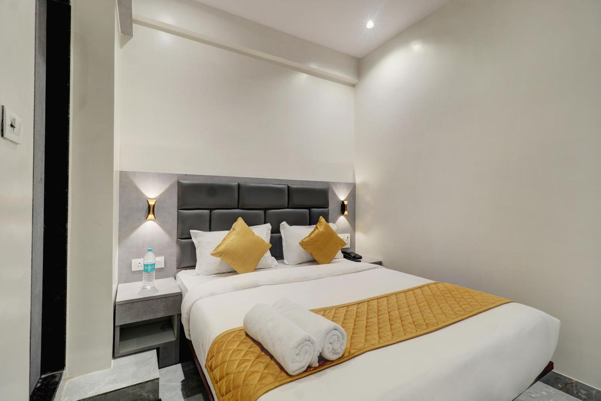 Hotel Enigma Inn Мумбай Екстериор снимка