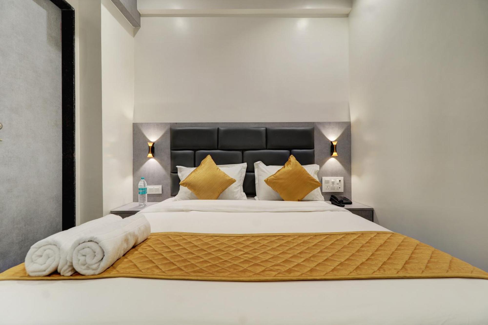Hotel Enigma Inn Мумбай Екстериор снимка