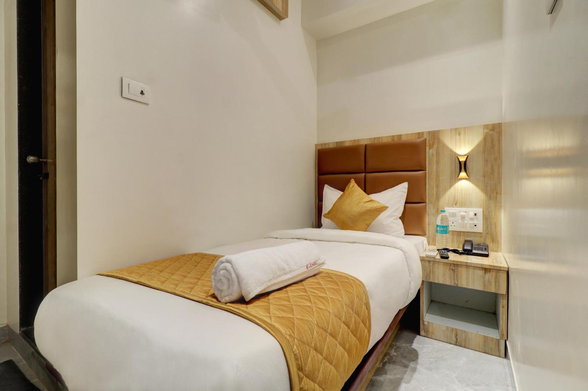 Hotel Enigma Inn Мумбай Екстериор снимка