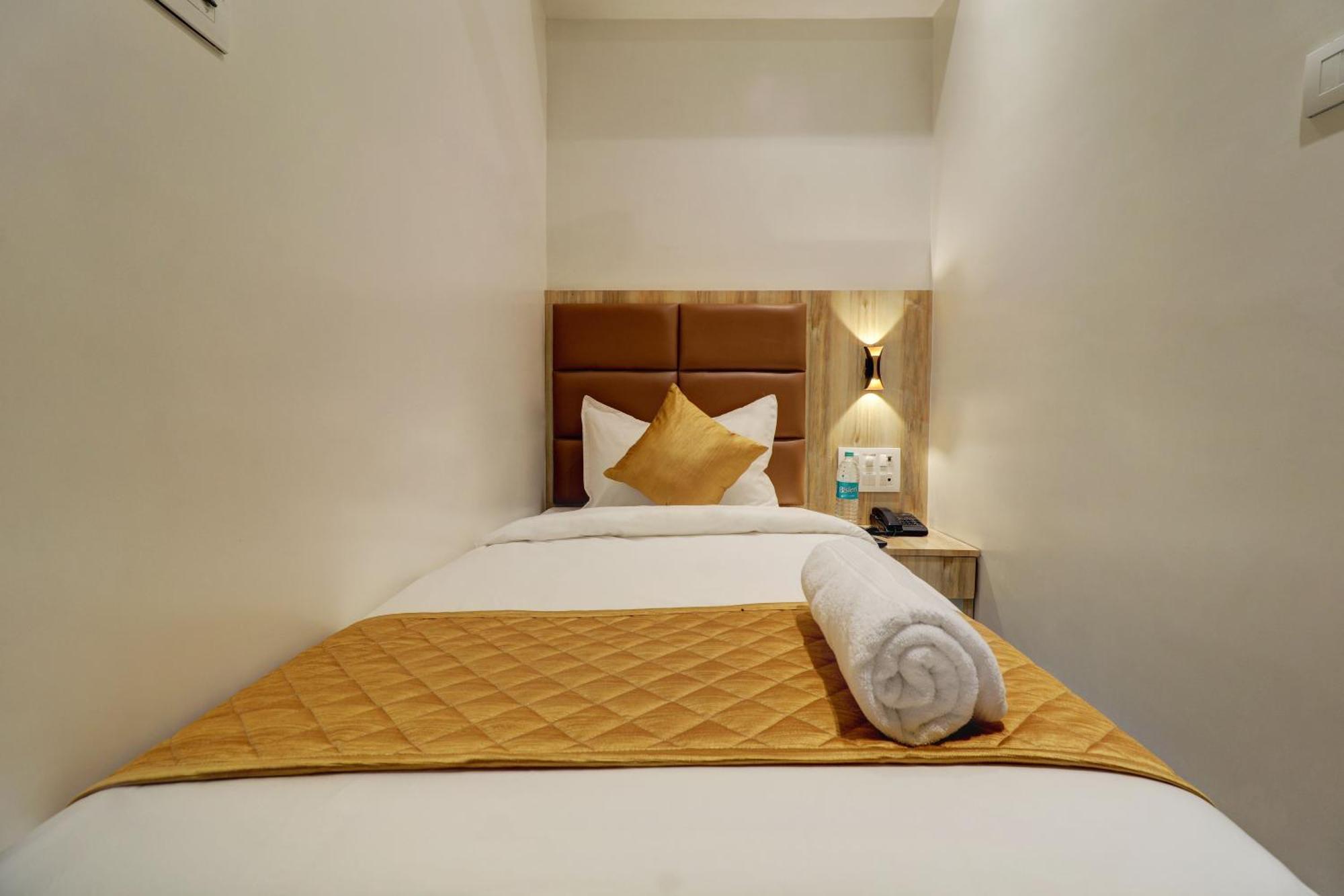 Hotel Enigma Inn Мумбай Екстериор снимка