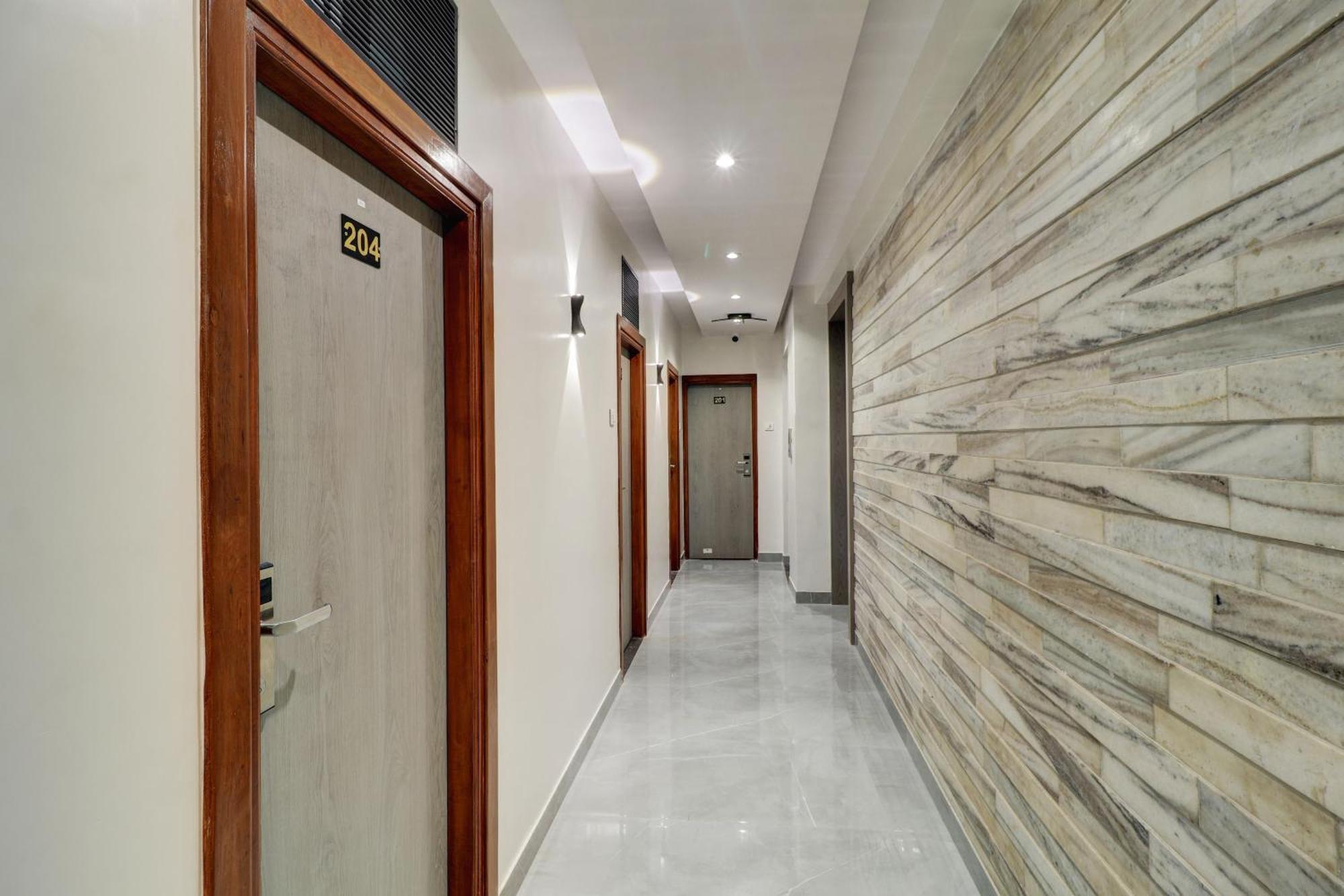 Hotel Enigma Inn Мумбай Екстериор снимка