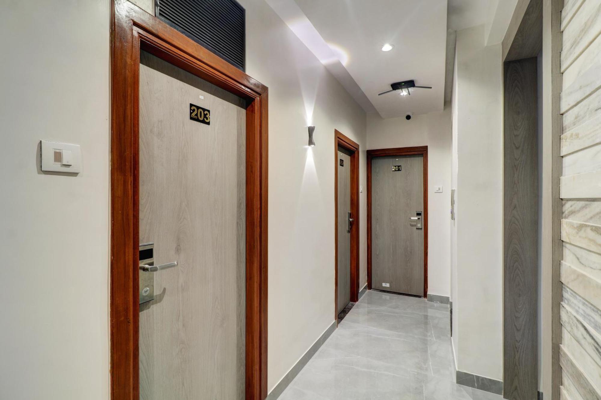 Hotel Enigma Inn Мумбай Екстериор снимка