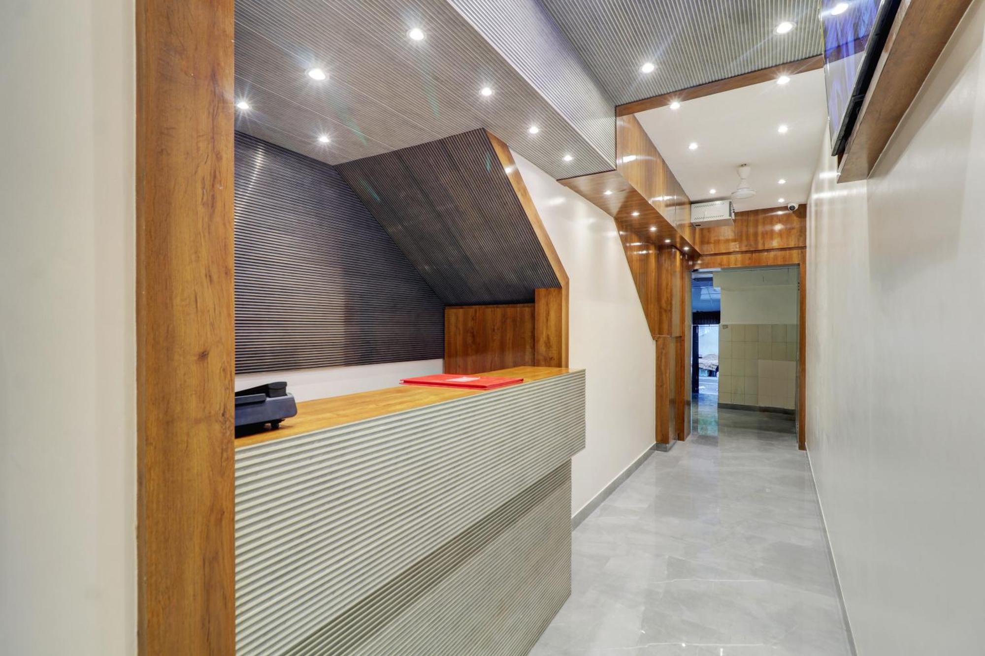 Hotel Enigma Inn Мумбай Екстериор снимка