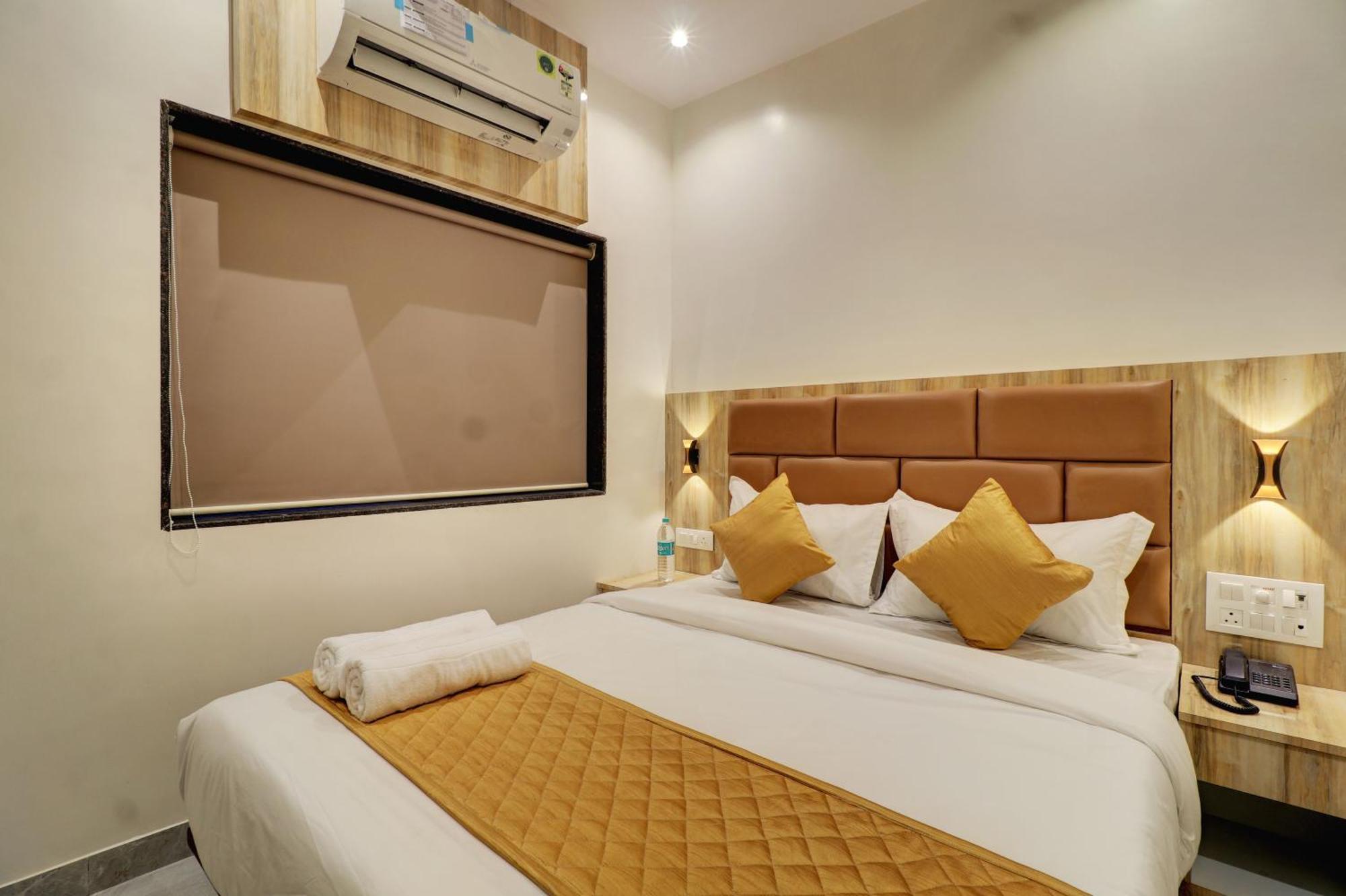 Hotel Enigma Inn Мумбай Екстериор снимка